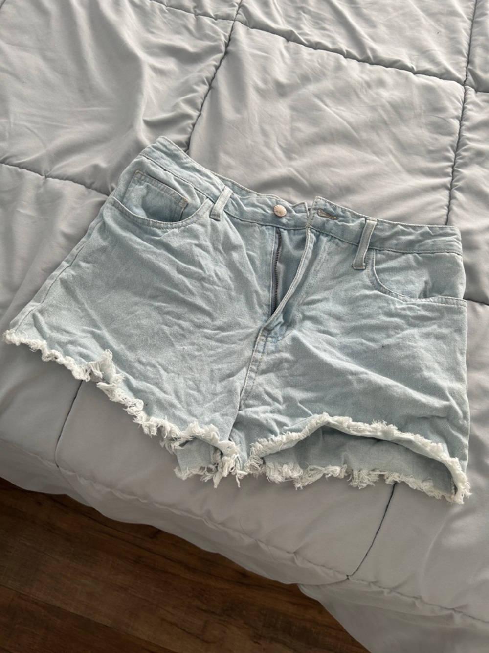 Classic Light Wash jean Shorts